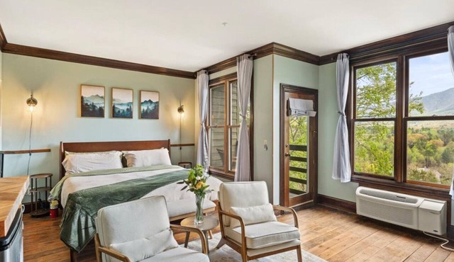 Cliffside Bliss Room - Mountain Views, Balcony, Fireplace