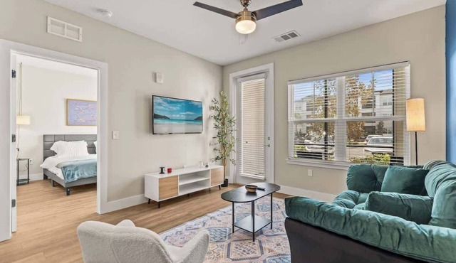Close to Parks King apt | Pool | Gym |Pets allowed