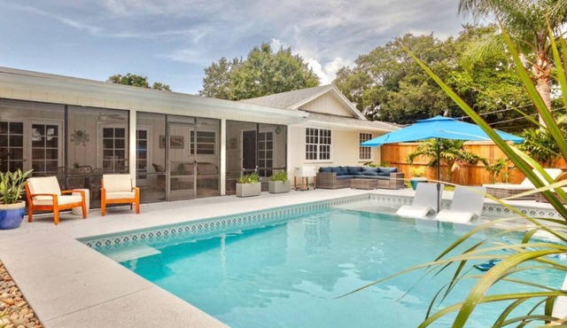 Coast Cottage - Charming 3-bedroom house with private heated pool.