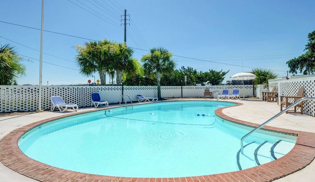 Coastal Comfort at The Waterway: Studio with Pool & Dining Nearby!