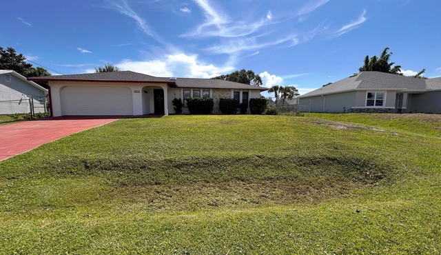 Coastal Comfort Retreat - Pet-Friendly Paradise w/Fenced Yard, Fire Pit & Lanai
