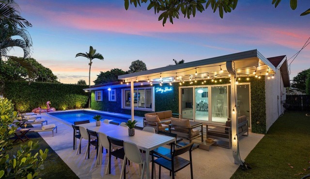 Coastal Delray 🌊 Chill Out Hideaway Lush Vibes🌴 by SaltWater Poolside 4BD