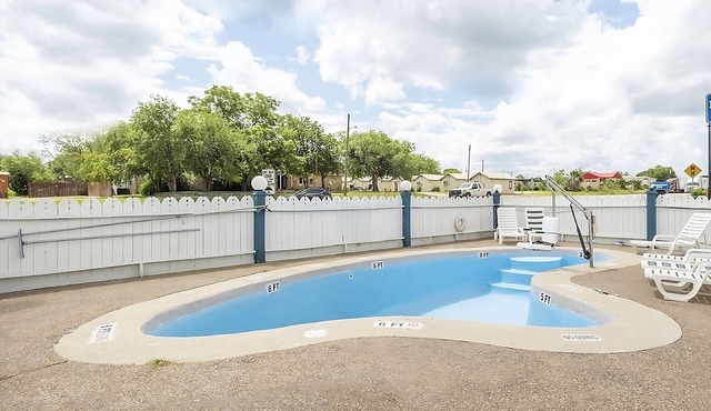 Comfort Meets Affordability! 2 Comfortable Units, Parking, Near Tip's Park! in Three Rivers