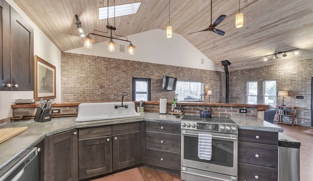Comfortable cabin near wineries-hiking-Hendersonville by Sunscape Property Management