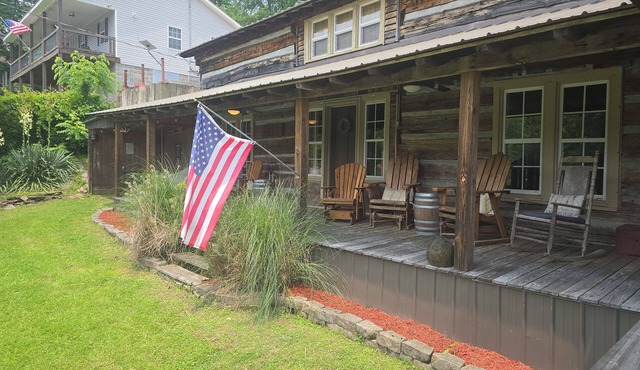 Comfortable cabin in Lynchburg with a lake view.5 miles from Jack Daniel