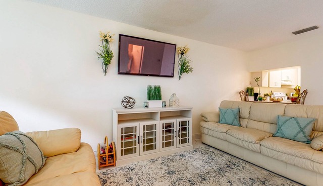 Comfortable Townhouse with Pool Access, Full Kitchen & W/D - Dog-Friendly