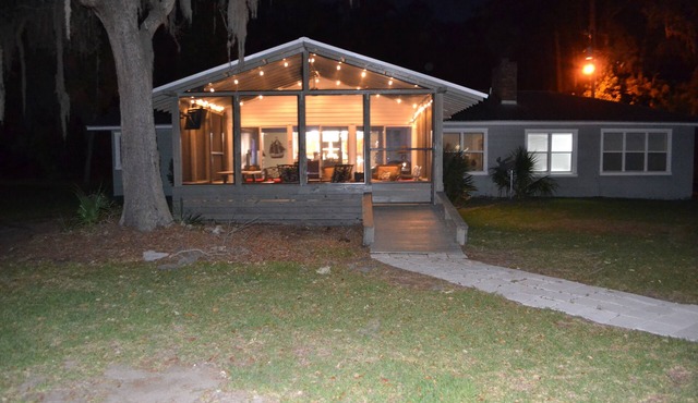 Cool Decor @$225/nt! Oyster House Waterfront with Dock Near Savannah- Sleeps 8