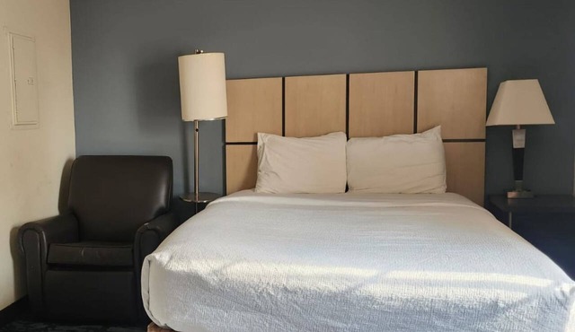 Coratel Suites Extend Stay MSP Airport-Deluxe Queen Studio Suites Kitchenette NS in Richfield