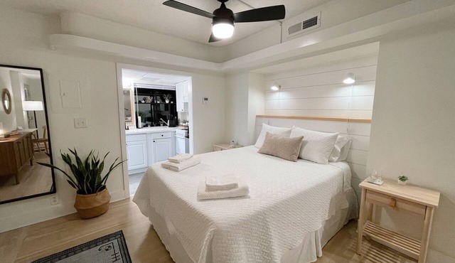 Corner condo at the doorstep of the intercostal waterway and local restaurants!