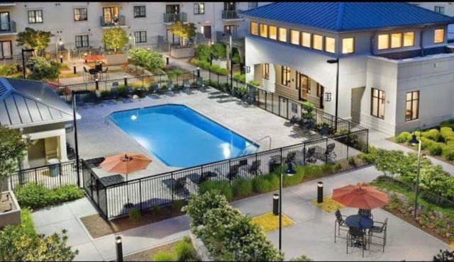 Cozy 1 Bed, Heart of SouthPark with Free Parking