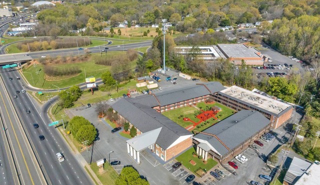 Cozy 1-bedroom apartment in serene Charlotte with AC and gym access