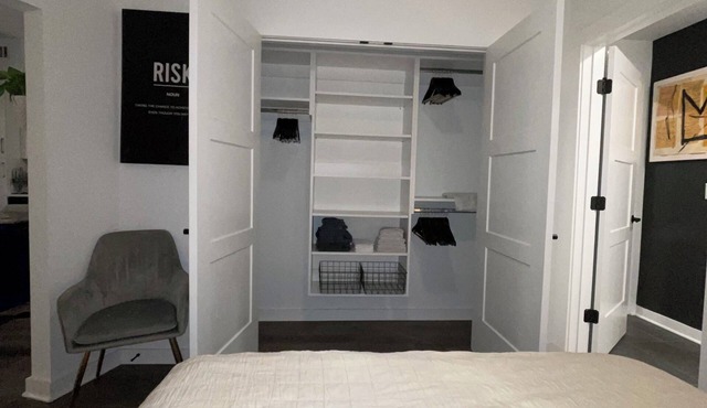 Cozy 1-bedroom apartment with Pool & Parking in Downtown Nashville.
