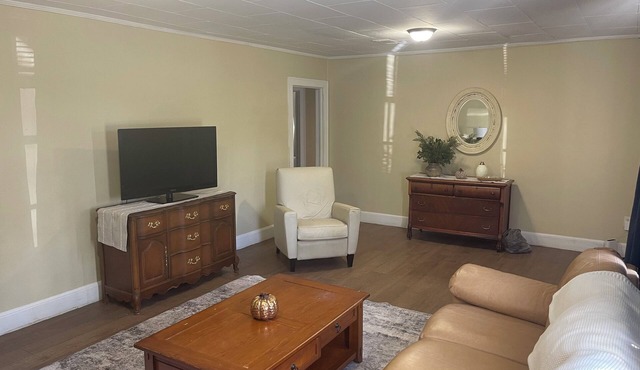 Cozy 2 bedroom & 1 bath spacious duplex in Quiet Neighbor