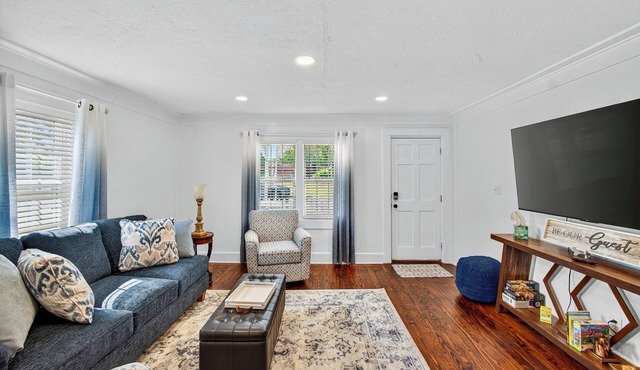Cozy 2-bedroom cottage near downtown and equestrian events.