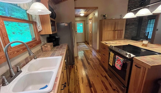 Cozy 2-bedroom cottage. with a beautiful mountain view in lovely Nantahala, NC.