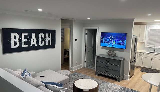 Cozy 2 Bedroom Upstairs Guesthouse with Private Entrance near Wrightsville Beach