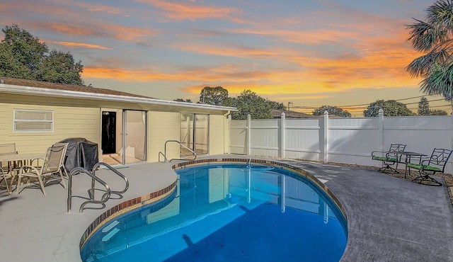 Cozy 3-Bedroom 2 bath for 8 with pool near Boca Grande