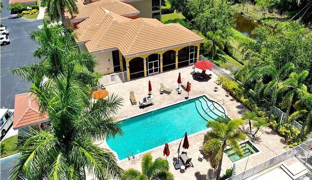 Cozy 3-bedroom gated condo with WiFi and pool near historic downtown Naples