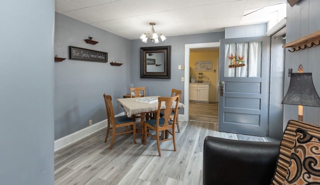 Cozy Apartment & Deck 1/2 Min. from Mississippi River & National Eagle Center. in Wabasha