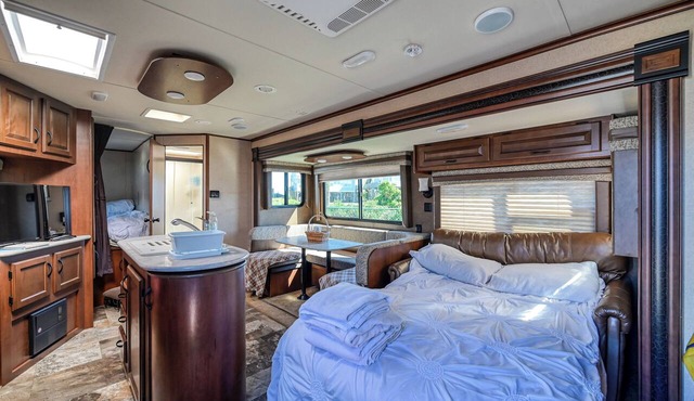 Cozy camper with outside kitchen & grill, pool and walking distance to the beach