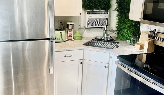 Cozy Cannonborough Studio- Less than1.5 mi. to MUSC, CofC, Roper & VA Hospitals!