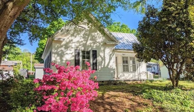 Cozy Clayton Cottage
