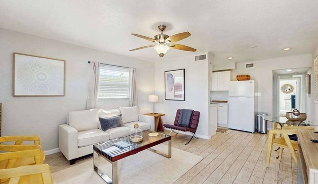 Cozy coastal duplex with full kitchen, close to beach & shopping in Naples