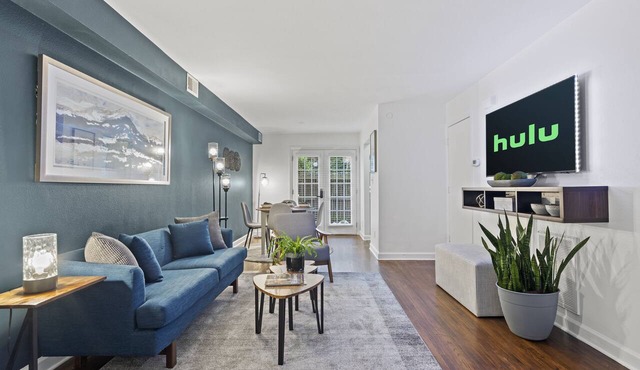 Cozy Condo * Office* Near Luxury Mall & Uptown