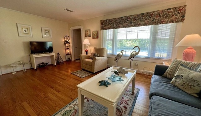 Cozy Cottage in quiet neighborhood not far from beaches