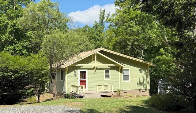 Cozy Cottage in the Mountains of Candler, 25 mins from Asheville