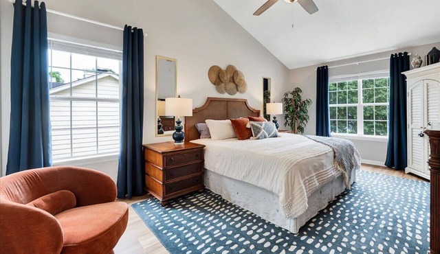 Cozy eclectic 3-bedroom cottage in the heart of Holly Springs