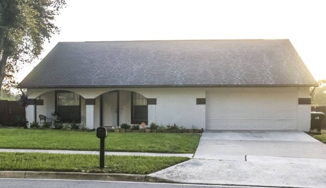 Cozy Elegant 3 Bedroom 2 Bath House with Fireplace