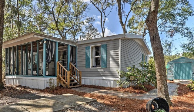 Cozy Georgia Abode - Screened-In Porch and Fire Pit!