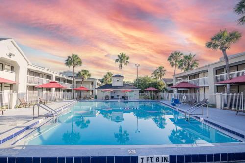 Cozy hotel with Super location near Disney