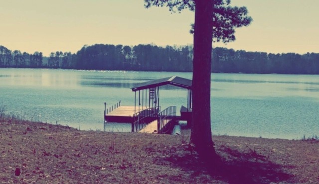 Cozy lake front retreat ! Anglers Haven or sipping coffee on the covered porch.