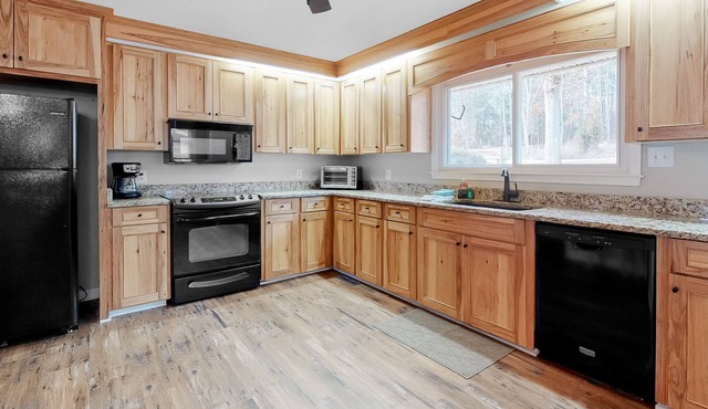 Cozy lakefront getaway with private dock & boat ramp + central AC, hot tub, WiFi