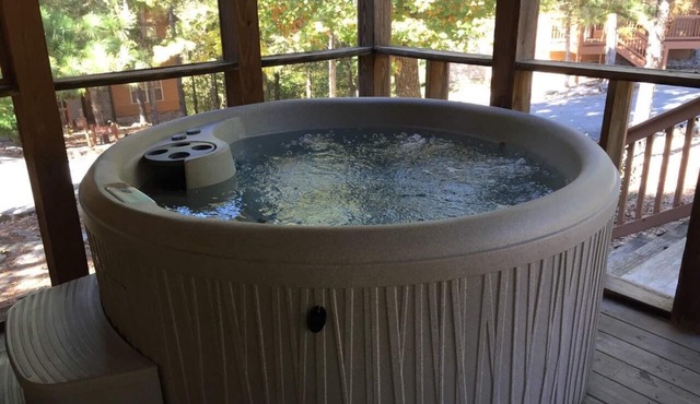 Cozy Lodge with private hot tub in gated golf resort near Silver Dollar City