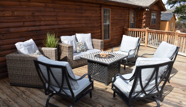 Cozy log cabin, centrally located with covered storage for an RV/Boat