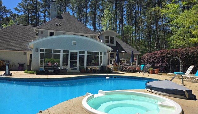 Cozy N. Raleigh Apt. with Pool and Hot Tub. Pets welcome BBQ Grill, TV & movies