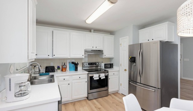 Cozy Quiet Downtown Retreat: Walking to Cary Downtown Near WakeMed Cary Hospital