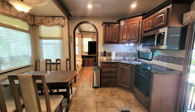 Cozy RV Cottage with Golf Cart at River Ranch 417