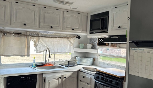 Cozy RV in Snow Hill please enjoy a peaceful relaxing day.