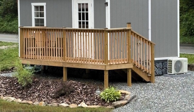 Cozy studio cottage on beautiful Deep Creek near Great Smoky Mtns. Park in Bryson City