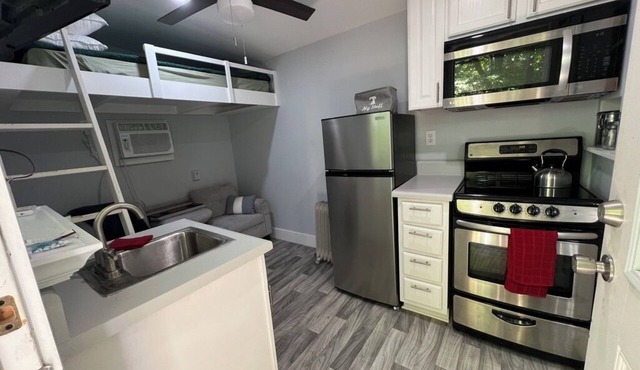 Cozy Tiny Home Near UNC, Peaceful Wooded Retreat