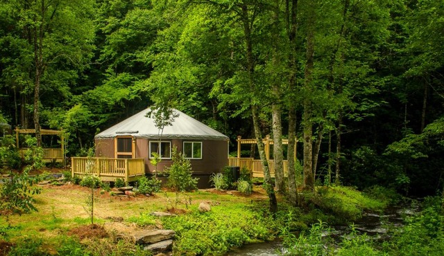 Creekside Cove Luxury Yurt w Hot Tub in Nantahala