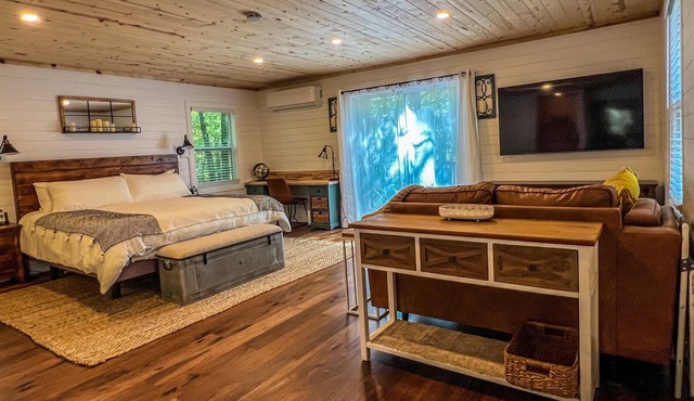 Cute, boho cottage in peaceful forest setting in Hampton