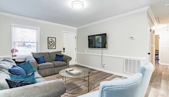 Cute home w firepit & king bed -starts at 3.5k/month
