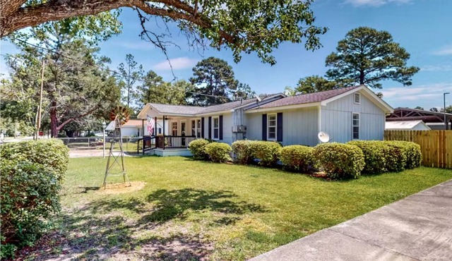 Cypress Court Retreat – Pickleball, Yard, Fire Pit