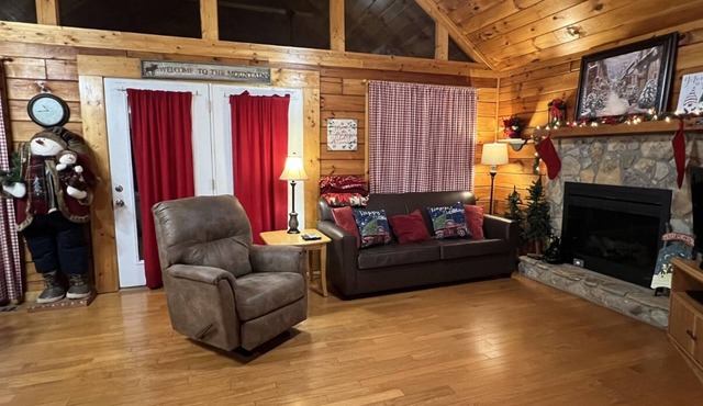 Decorated Country Christmas 2 BR 2BA + Bunk Beds Wifi High Chair and Porta Crib in Pigeon Forge