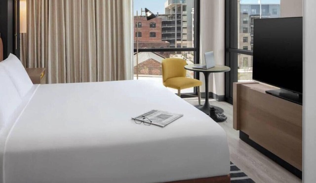 Delightful hotel suites in Memphis with fitness room and AC